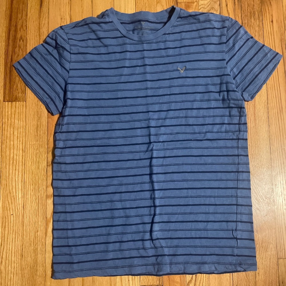 American Eagle Men's blue striped tee shirt. Size M